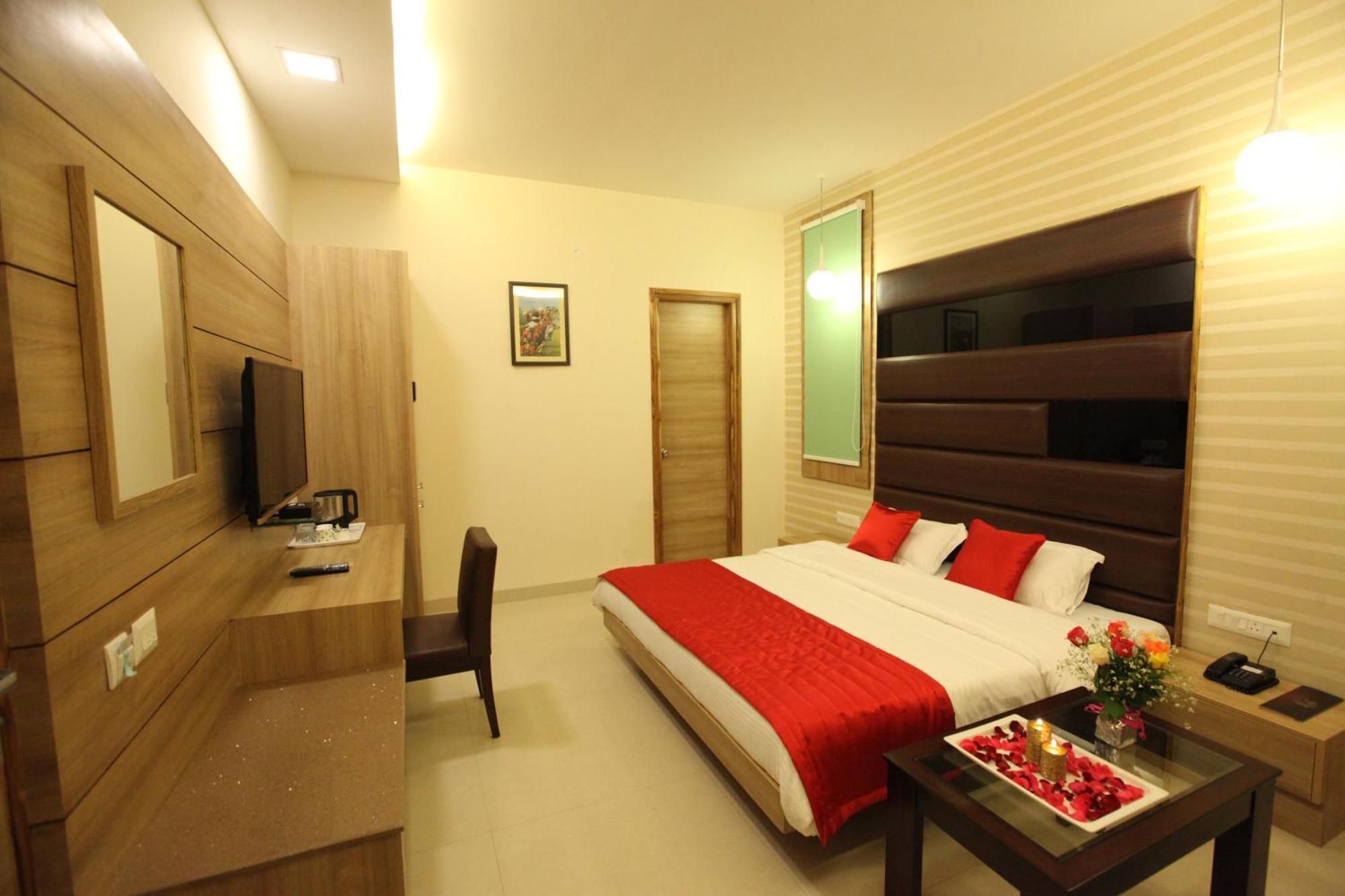 Hotel Golden Fern Patiala Bagian luar foto