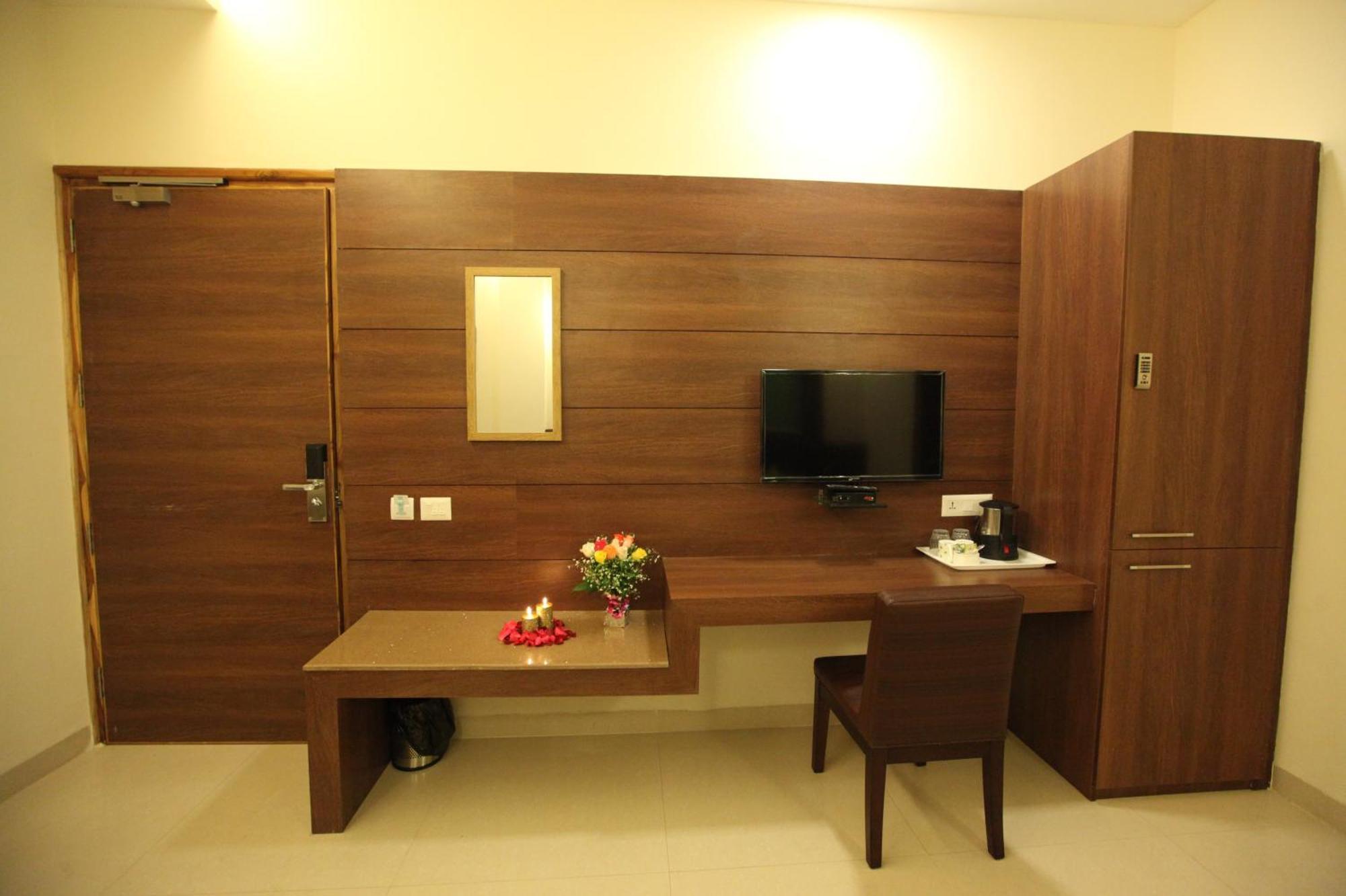 Hotel Golden Fern Patiala Bagian luar foto